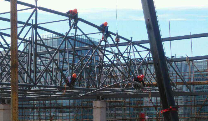 晋中论网架装配施工中搭设脚手架应当留神的事故